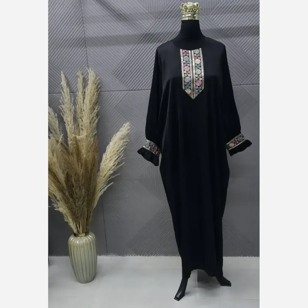 عبا زنانه مدل سارا جنس کرپ ندا اماراتی رنگ مشکی سایز فری سایز تا 48 خرجکار سوزن دوزی