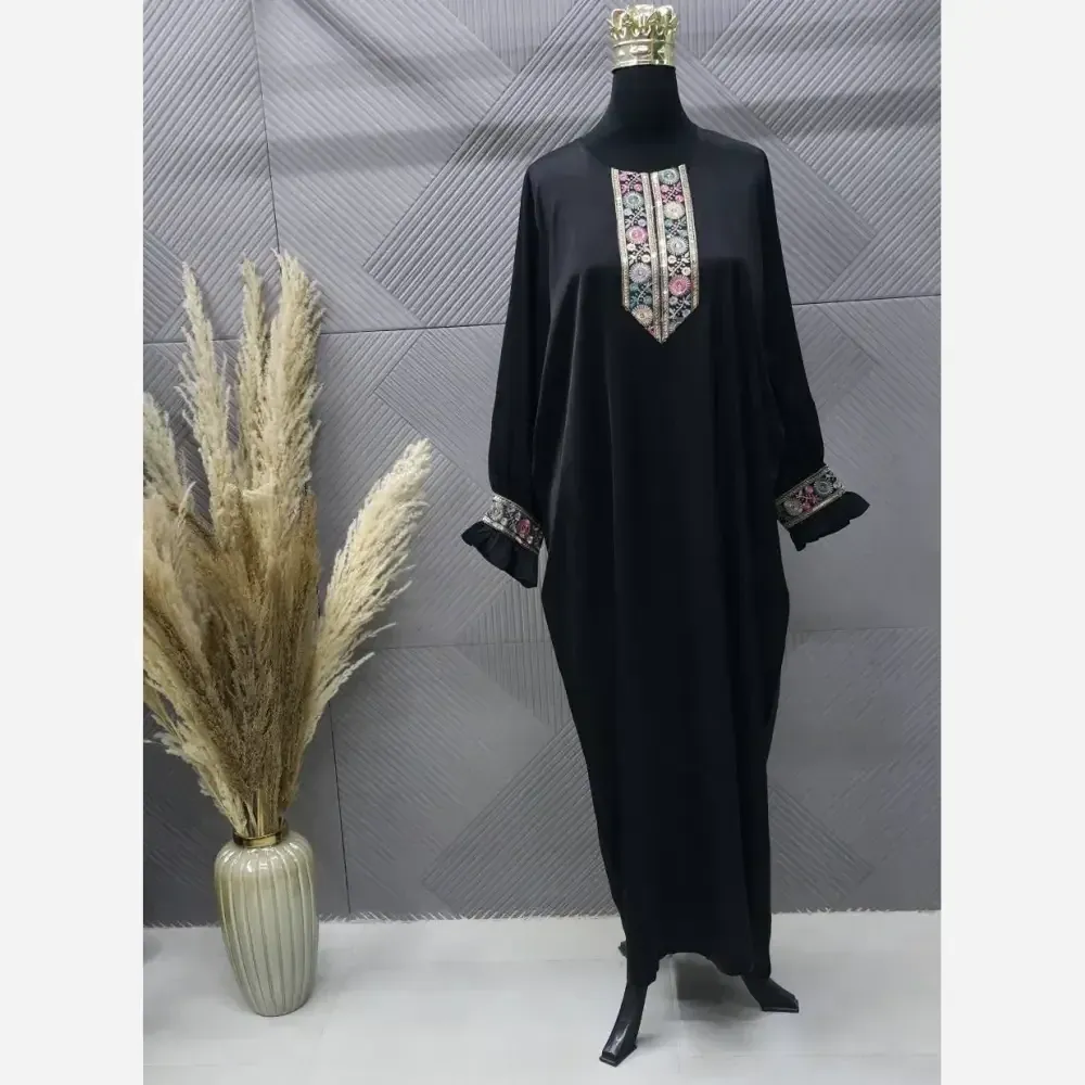عبا زنانه مدل سارا جنس کرپ ندا اماراتی رنگ مشکی سایز فری سایز تا 48 خرجکار سوزن دوزی