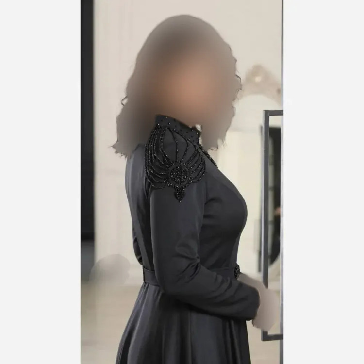 پیراهن مجلسی مشکی زنانه مازراتی دیزاین شده با سنگ کریستال و کمربند نگینی کاپدار قد 155
