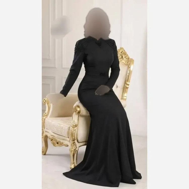 پیراهن مجلسی مشکی زنانه مازراتی دیزاین شده با سنگ کریستال و کمربند نگینی کاپدار قد 155