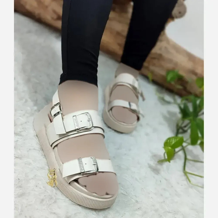 صندل طبی زنانه مدل سه سگک چرم صنعتی زیره PU رنگ عسلی و کرم