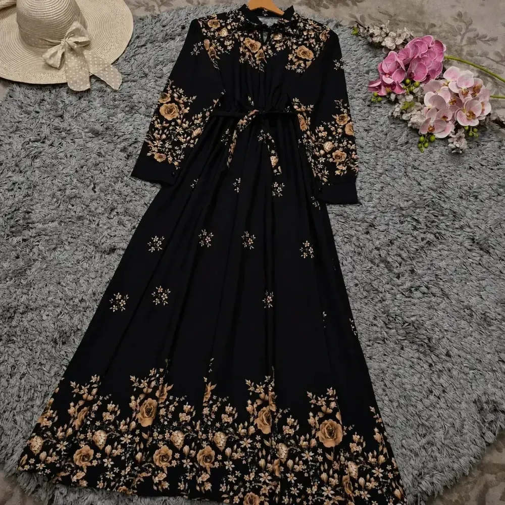 پیراهن ساحلی زنانه مدل زنبق جنس بوگاتی رنگ مشکی گل صورتی و گل طلایی فری سایز