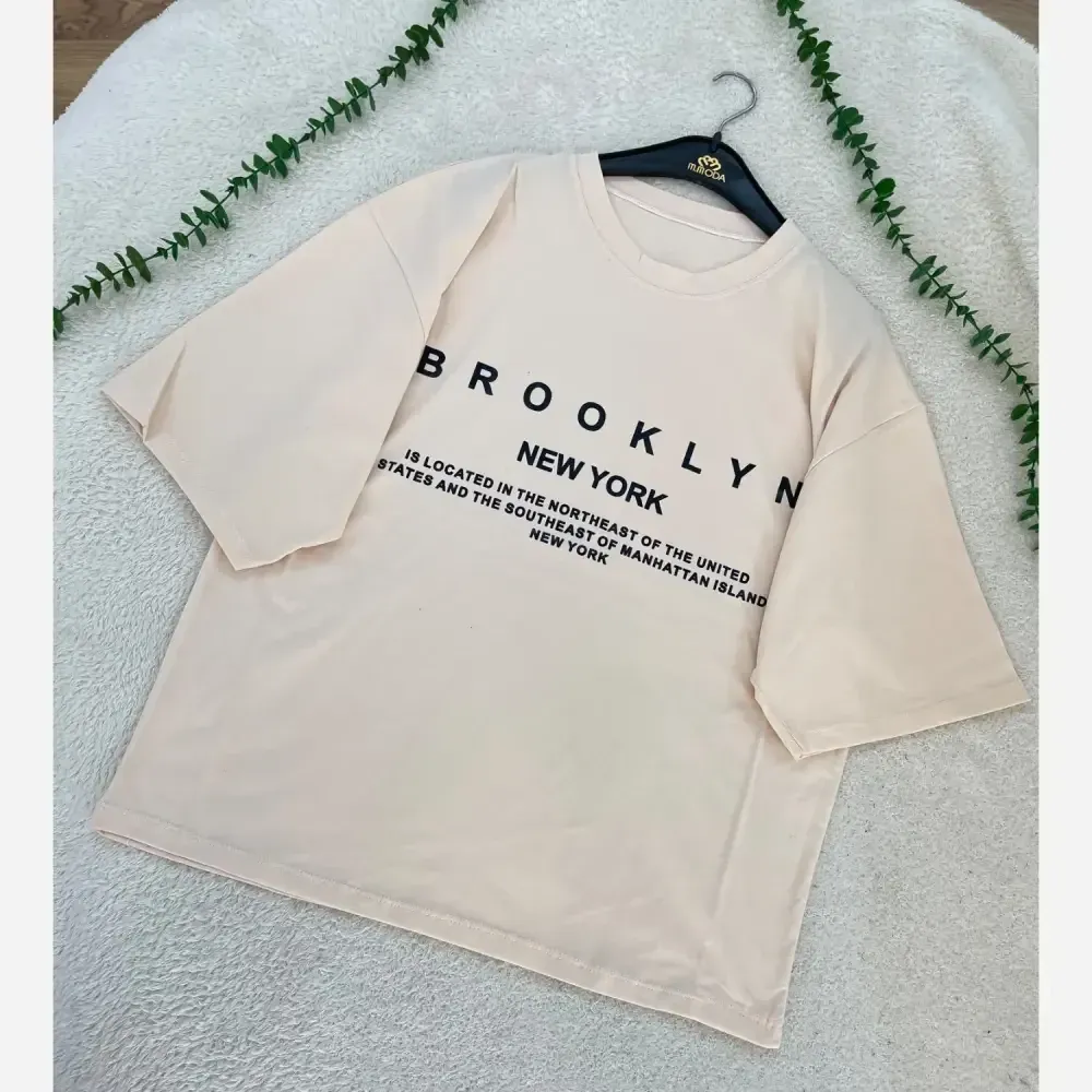 تیشرت باکسی سوپر پنبه طرح BROOKLYN رنگ کرم و سبز فری سایز