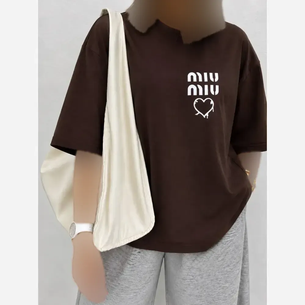 تیشرت باکسی طرح Miu Miu نخ پنبه اعلا فری سایز تا 44 شیک