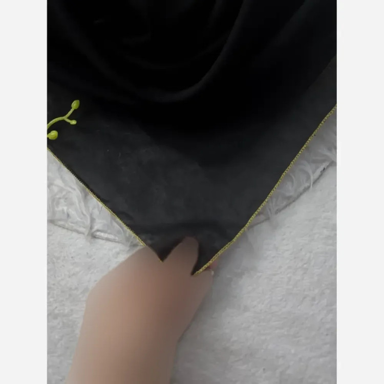 روسری کرپ حریر دوردوزی طرح ترانه ابعاد 100 در 100 سانتی متر