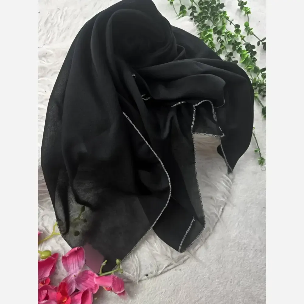 روسری کرپ حریر دوردوزی طرح ترانه ابعاد 100 در 100 سانتی متر