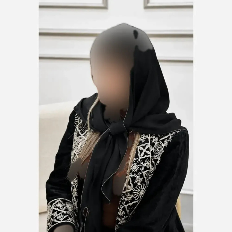 روسری کرپ حریر دوردوزی طرح ترانه ابعاد 100 در 100 سانتی متر