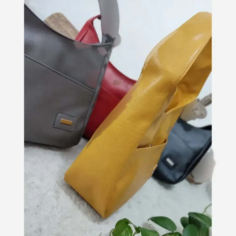 کیف اسپرت زنانه مدل لونا چرم خارجی بزرگ و جادار ابعاد 26*32 رنگ خردلی و قرمز