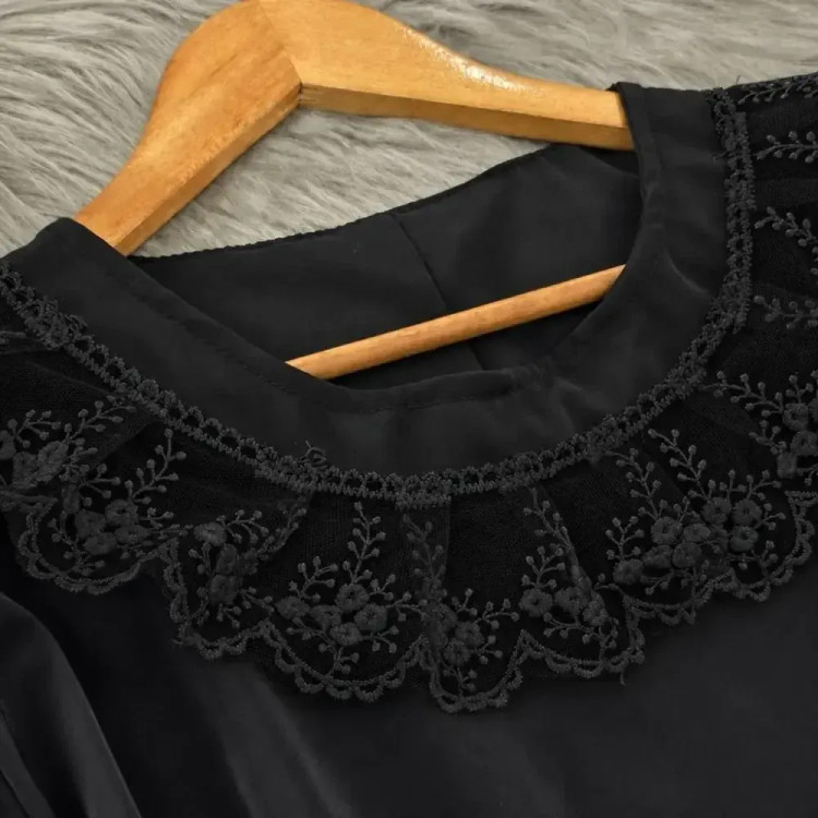 پیراهن عبایی محبوبه الیزه فری سایز قد 130 گیپور یقه و سر آستین مشکی سفید