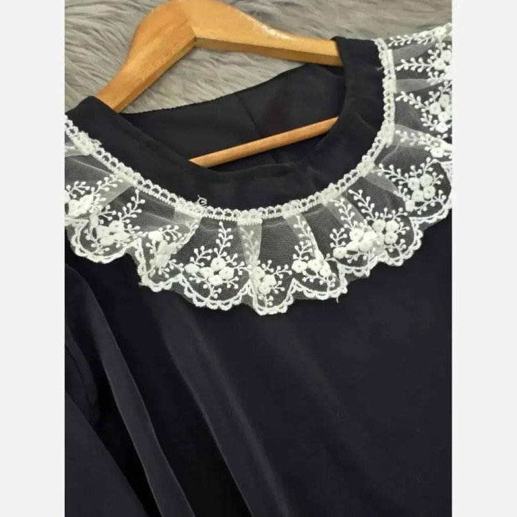 پیراهن عبایی محبوبه الیزه فری سایز قد 130 گیپور یقه و سر آستین مشکی سفید