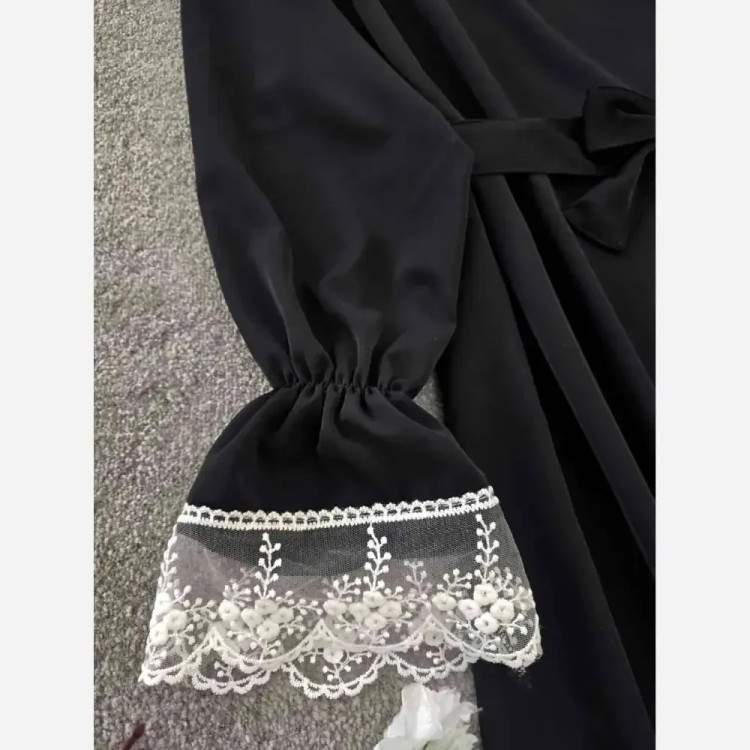 پیراهن عبایی محبوبه الیزه فری سایز قد 130 گیپور یقه و سر آستین مشکی سفید