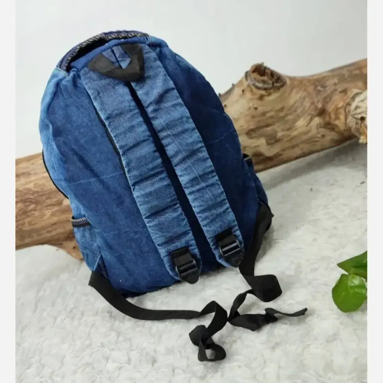 کوله پشتی لی مدل یکتا جنس جین آبی ابعاد 40*30 تک خونه دو جیب جلو و بغل