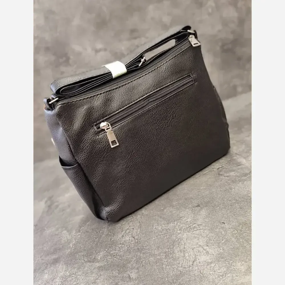 کیف دوشی اسپرت مدل چیتا چرم صنعتی مشکی ابعاد 22×28