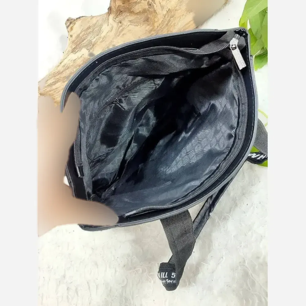 کیف اسپرت دانشجویی مدل اف وایت چرم صنعتی بزرگ جادار خردلی مشکی ابعاد 31*33
