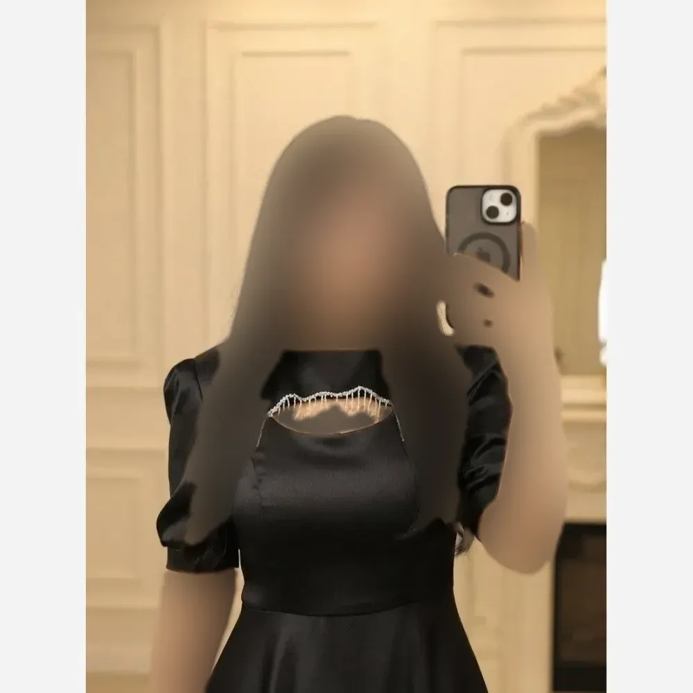 لباس میدی مجلسی زنانه ساتن آمریکایی و تور مشکی کمربنددار