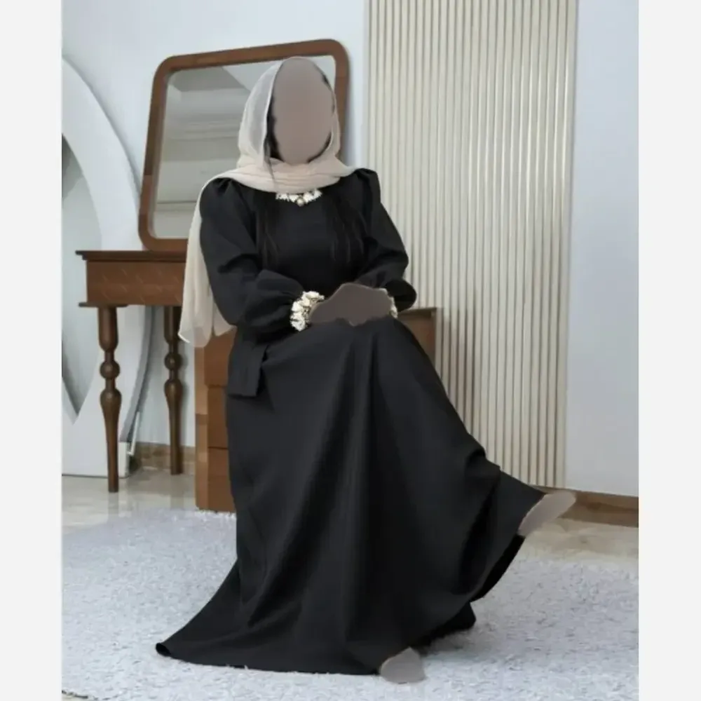 پیراهن بلند وانیا مازراتی یقه و سر آستین گیپور مشکی کرم فری سایز